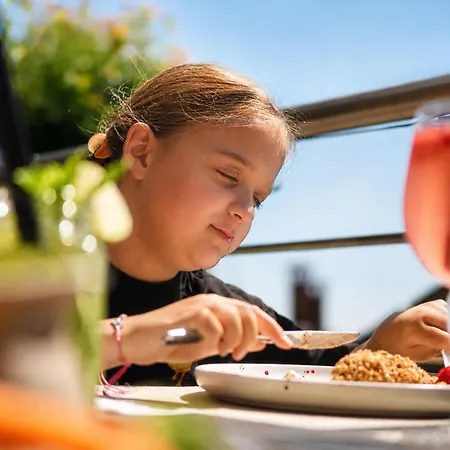 77 Restauracja Отель