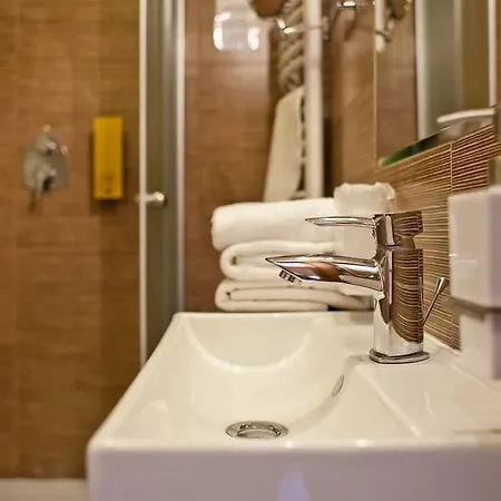 77 Restauracja Hotel 3*